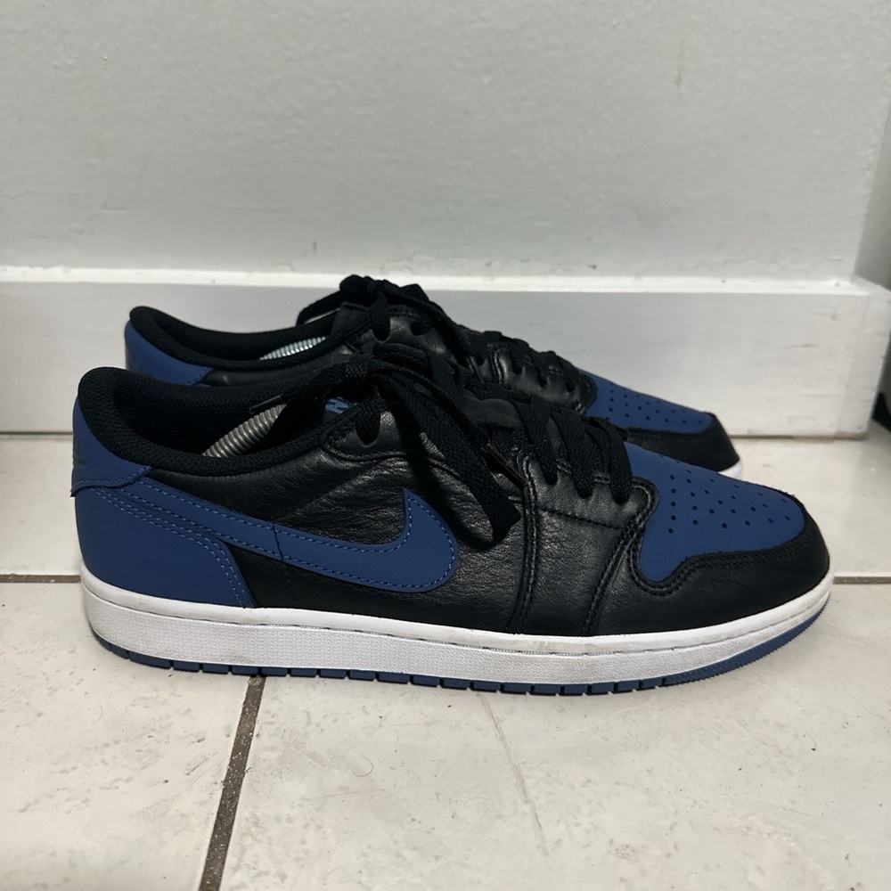 Black and Blue Sneakers with Suede Panels and Iconic Design
